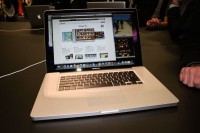 macbook pro unibody 17 12 200x133 - Le nouveau MacBook Pro 17&quot; [Janvier 2009] Le nouveau MacBook Pro 17&quot; [Janvier 2009]